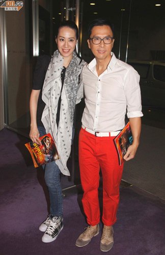 甄子丹夫妇恩爱现身 自曝与“钢琴师”切磋琴技